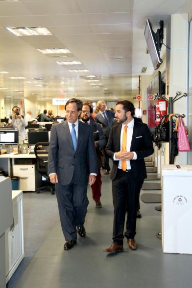 Inauguración de las Nuevas Oficinas de RIA - Imagen del alcalde García de Vinuesa y otras autoridades visitando las instalaciones.