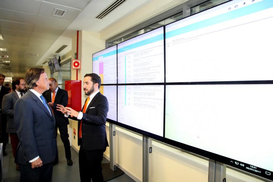 Inauguración de las Nuevas Oficinas de RIA - Imagen del alcalde García de Vinuesa y otras autoridades visitando las instalaciones.