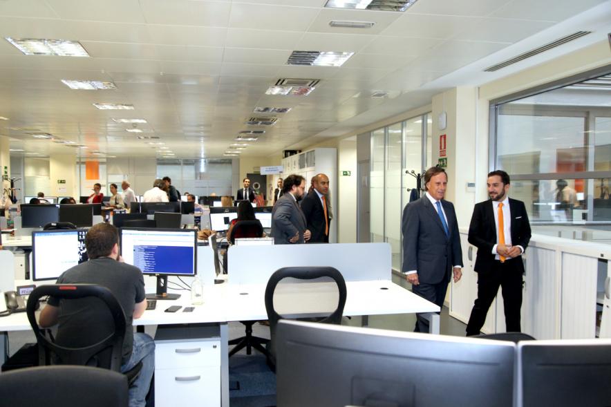 Inauguración de las Nuevas Oficinas de RIA - Imagen del alcalde García de Vinuesa y otras autoridades visitando las instalaciones.