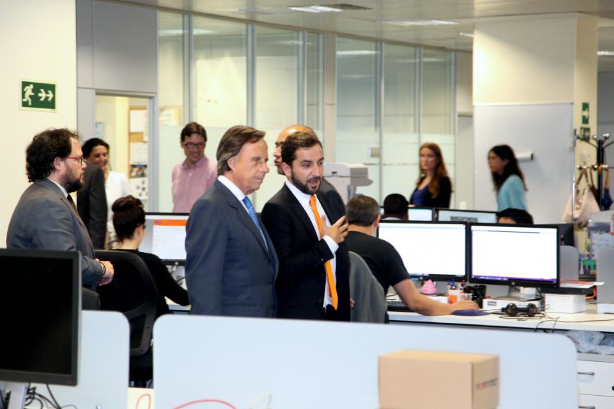 Inauguración de las Nuevas Oficinas de RIA - Imagen del alcalde García de Vinuesa y otras autoridades visitando las instalaciones.