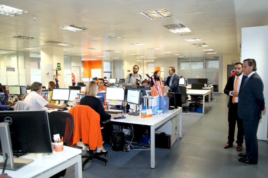 Inauguración de las Nuevas Oficinas de RIA - Imagen del alcalde García de Vinuesa y otras autoridades visitando las instalaciones.