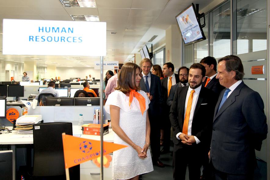 Inauguración de las Nuevas Oficinas de RIA - Imagen del alcalde García de Vinuesa y otras autoridades visitando las instalaciones.