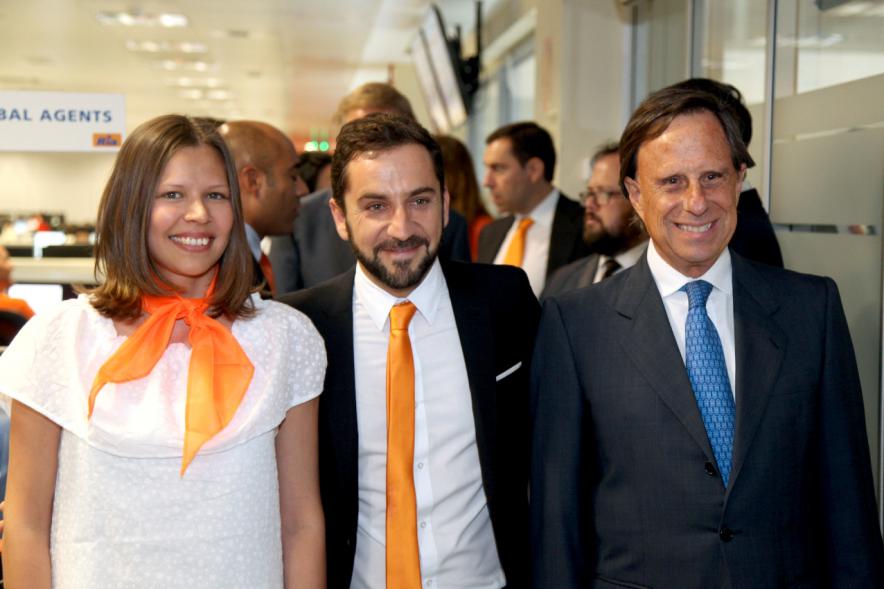 Inauguración de las Nuevas Oficinas de RIA - Imagen del alcalde García de Vinuesa posando con unas personas.