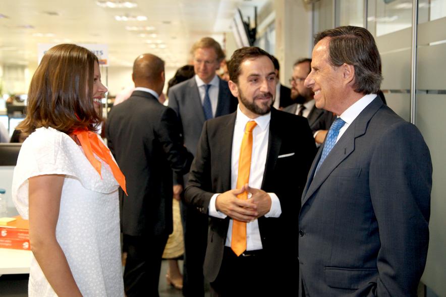 Inauguración de las Nuevas Oficinas de RIA - Imagen del alcalde García de Vinuesa charlando con directivos de la empresa.