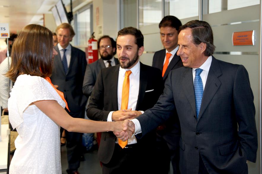 Inauguración de las Nuevas Oficinas de RIA - Imagen del alcalde García de Vinuesa saludando a directivos de la empresa.