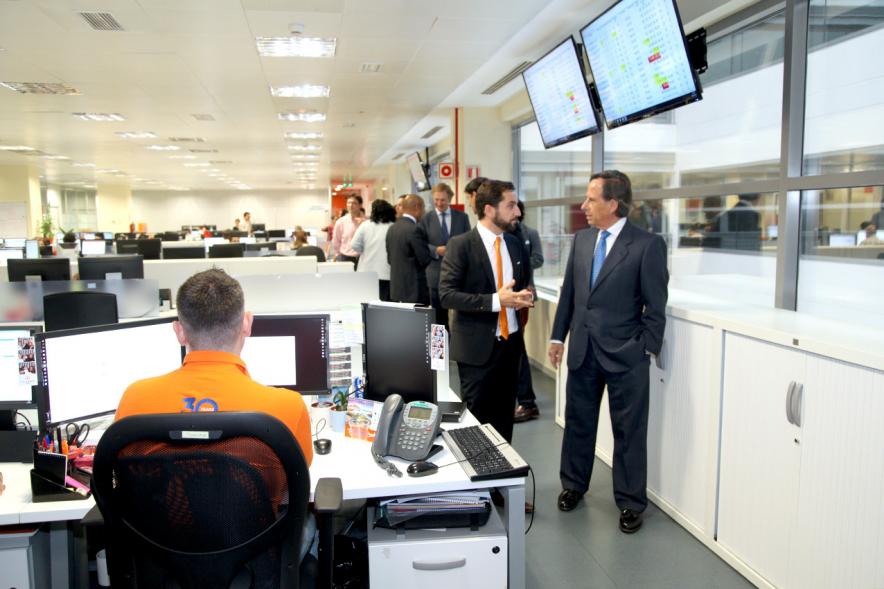 Inauguración de las Nuevas Oficinas de RIA - Imagen del alcalde García de Vinuesa y otras autoridades visitando las instalaciones.