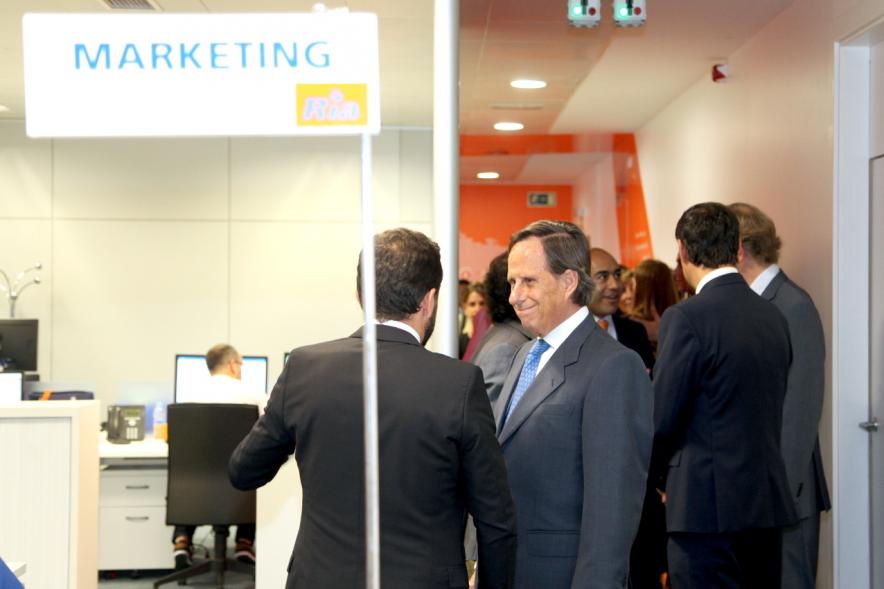 Inauguración de las Nuevas Oficinas de RIA - Imagen del alcalde García de Vinuesa y otras autoridades visitando las instalaciones.
