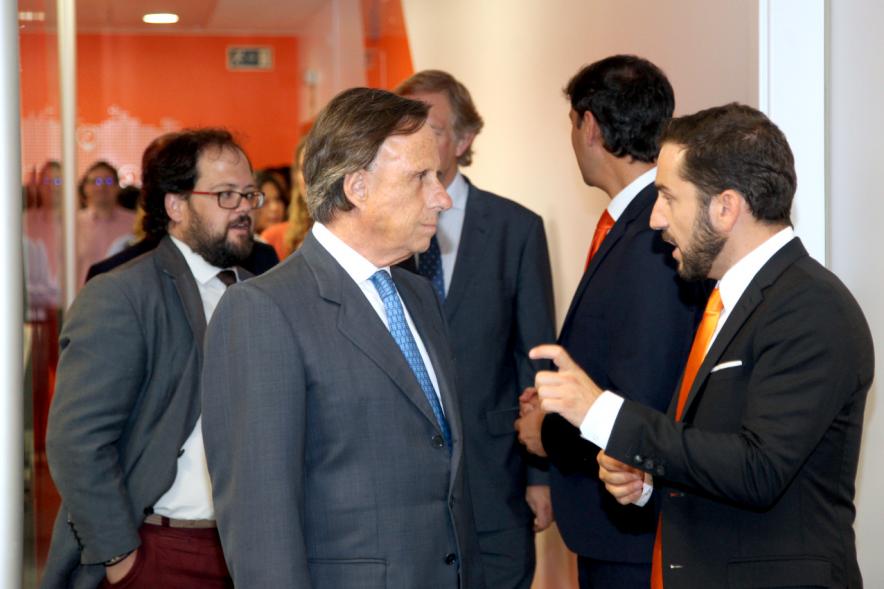Inauguración de las Nuevas Oficinas de RIA - Imagen del alcalde García de Vinuesa charlando con directivos de la empresa.