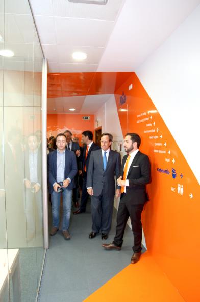 Inauguración de las Nuevas Oficinas de RIA - Imagen del alcalde García de Vinuesa y otras autoridades visitando las instalaciones.
