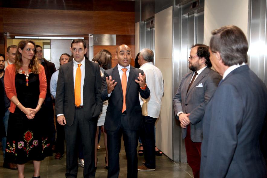 Inauguración de las Nuevas Oficinas de RIA - Imagen de un directivo de la empresa dirigiéndose al alcalde García de Vinuesa y otras autoridades.
