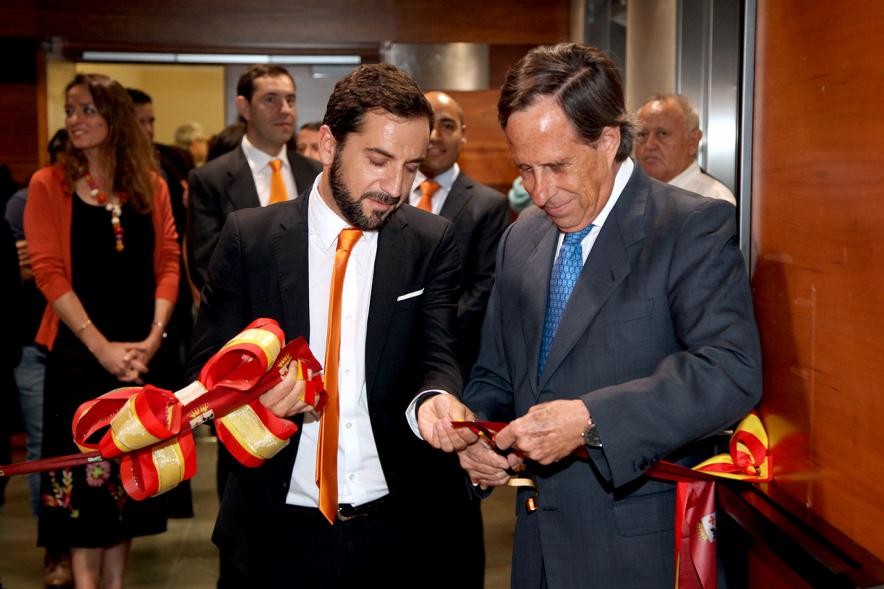 Inauguración de las Nuevas Oficinas de RIA - Imagen del alcalde García de Vinuesa cortando la cinta inaugural.
