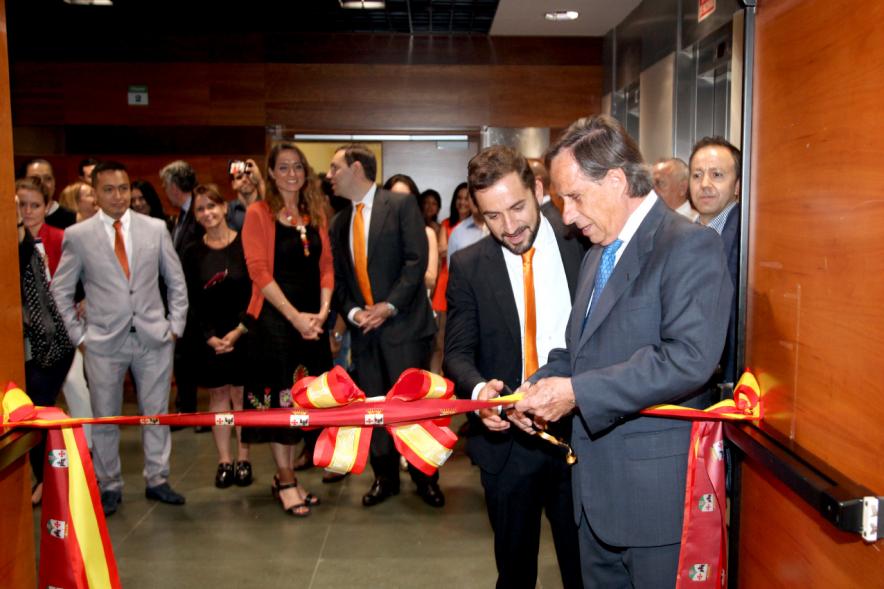 Inauguración de las Nuevas Oficinas de RIA - Imagen del alcalde García de Vinuesa cortando la cinta inaugural.