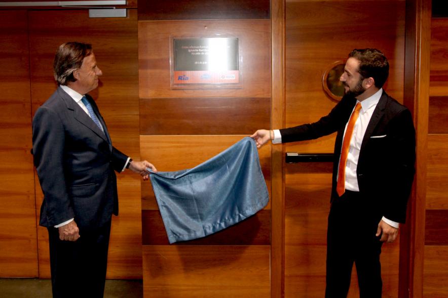 Inauguración de las Nuevas Oficinas de RIA - Imagen del alcalde García de Vinuesa descubriendo una placa conmemorativa.