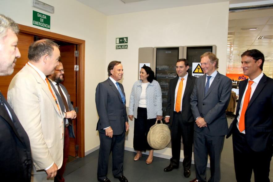 Inauguración de las Nuevas Oficinas de RIA - Imagen del alcalde García de Vinuesa siendo recibido en la empresa por algunos directivos.