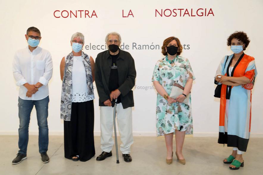 Inauguración Exposición Ramón Masats - Imagen del autor Ramón Masats y las autoridades presentes en la inauguración.