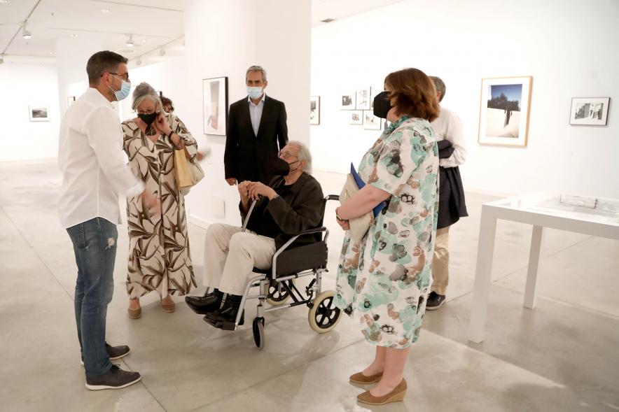 Inauguración Exposición Ramón Masats -Imagen del autor Ramón Masats y las autoridades presentes en la inauguración.