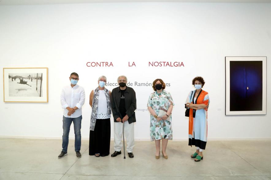 a Contra la nostalgia. La elección de Ramón Masats. - Imagen del autor y las autoridades asistentes al acto delante del comienzo de su exposición a "Contra la nostalgia".