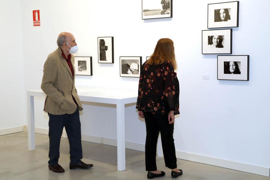 Inauguración Exposición Ramón Masats - Imagen del público en general recorriendo la exposición.