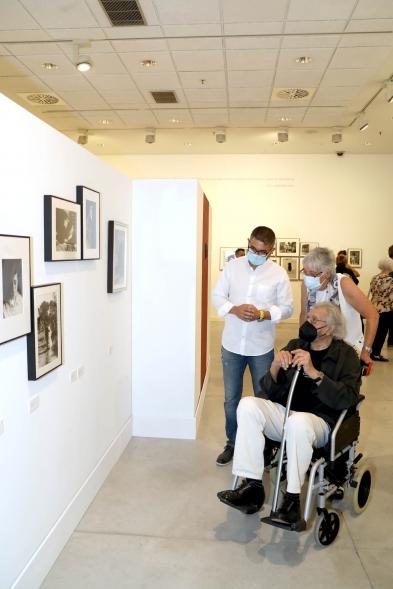  Inauguración Exposición Ramón Masats - Imagen del autor de la exposición recorriéndola con las autoridades asistentes a la inauguración.