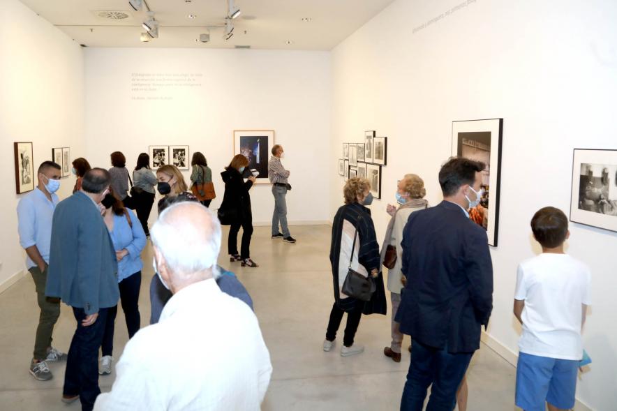 Inauguración Exposición Ramón Masats - Imagen del público en general recorriendo la exposición.