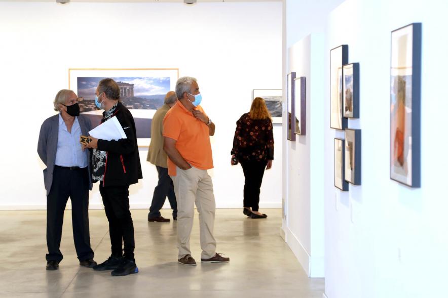 Inauguración Exposición Ramón Masats - Imagen del público en general recorriendo la exposición.