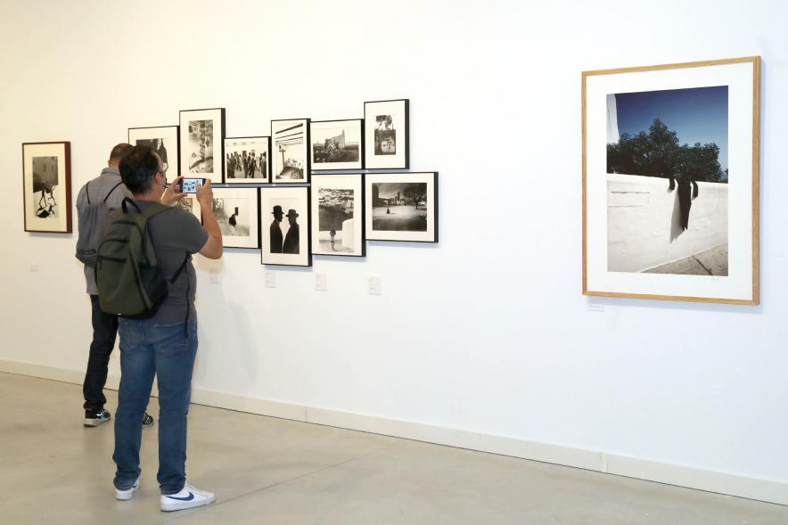 Inauguración Exposición Ramón Masats - Imagen del público en general recorriendo la exposición.
