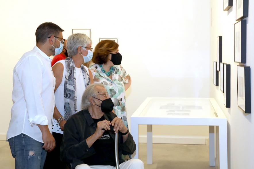  Inauguración Exposición Ramón Masats - Imagen del autor de la exposición recorriéndola con las autoridades asistentes a la inauguración.