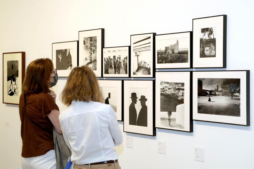 Inauguración Exposición Ramón Masats - Imagen del público en general recorriendo la exposición.