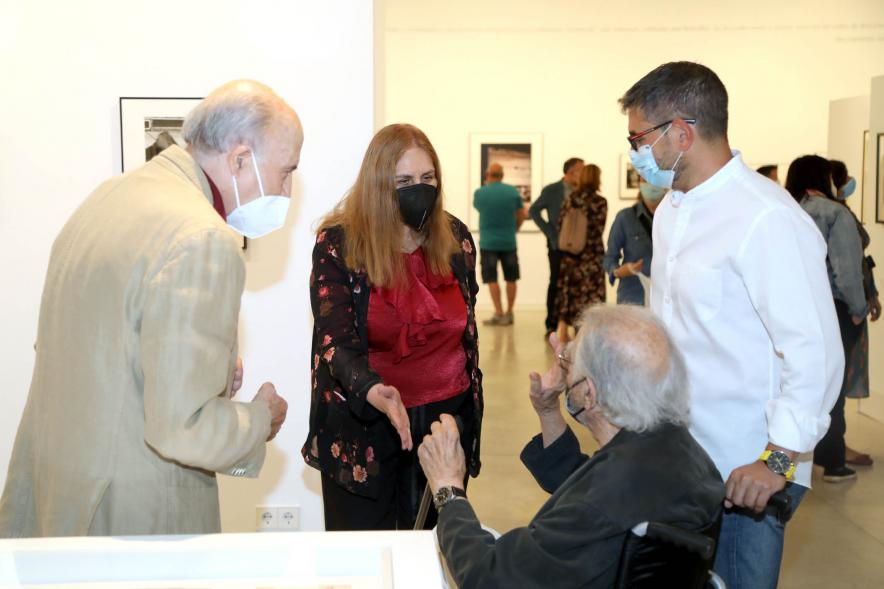 Inauguración Exposición Ramón Masats - Imagen del autor de la exposición recorriéndola con las autoridades asistentes a la inauguración.