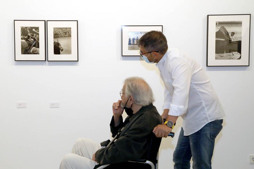 Inauguración Exposición Ramón Masats - Imagen del alcalde Rafael Sánchez Acera y el autor de la exposición comentando una fotografía.