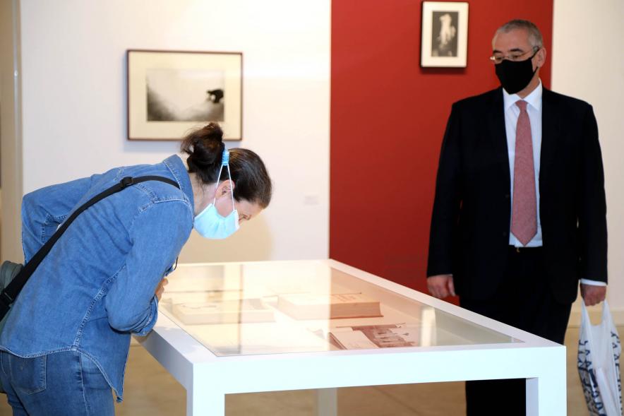  Inauguración Exposición Ramón Masats - Imagen del público en general recorriendo la exposición.
