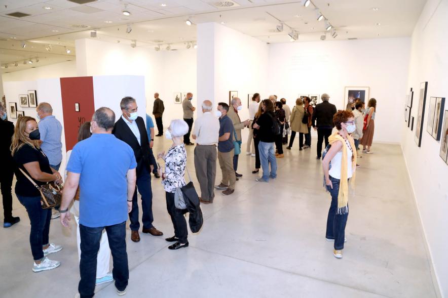 Inauguración Exposición Ramón Masats - Imagen del público en general recorriendo la exposición.