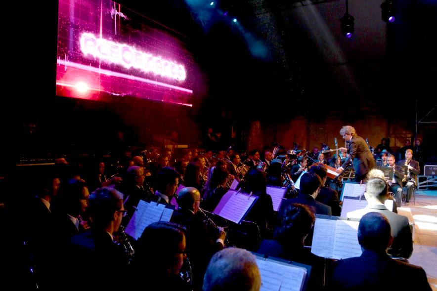 Actuación de la orquesta desde el lateral