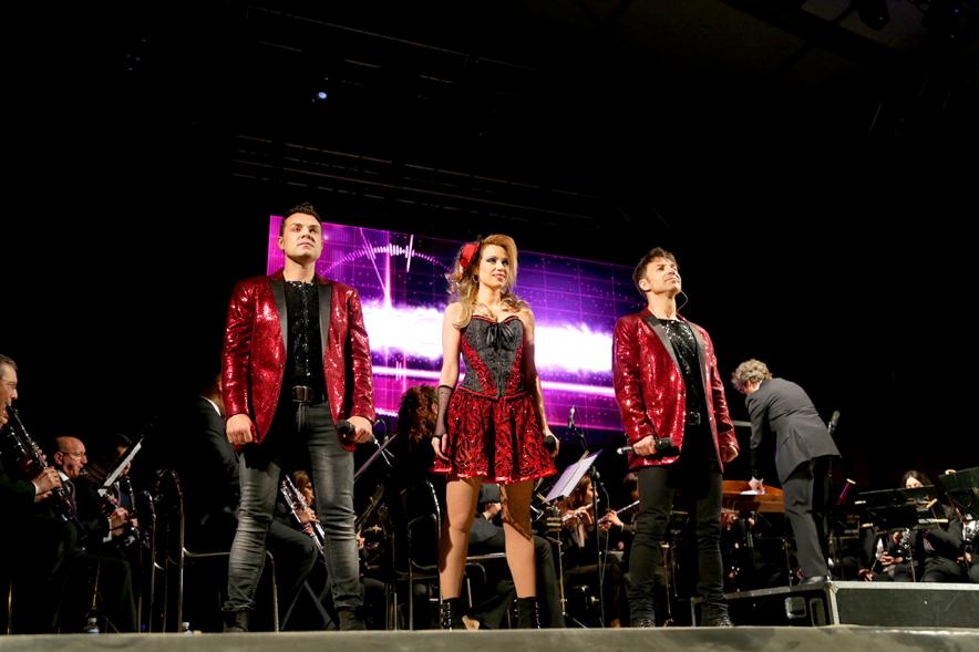 Banda Rebobinando en primer plano con Orquesta municipal detrás