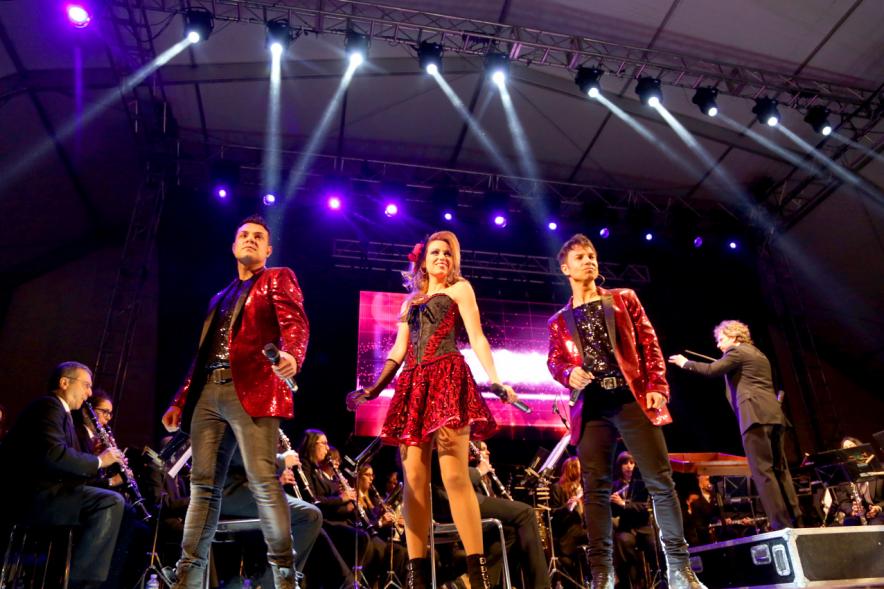 Banda Rebobinando durante la actuación
