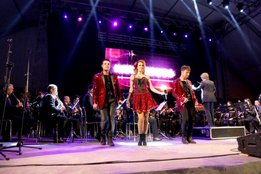 Banda Rebobinando en primer plano con Orquesta municipal detrás