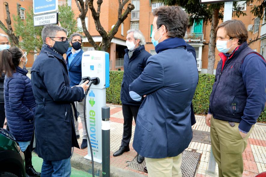 Miembros del consistorio observan el cargador