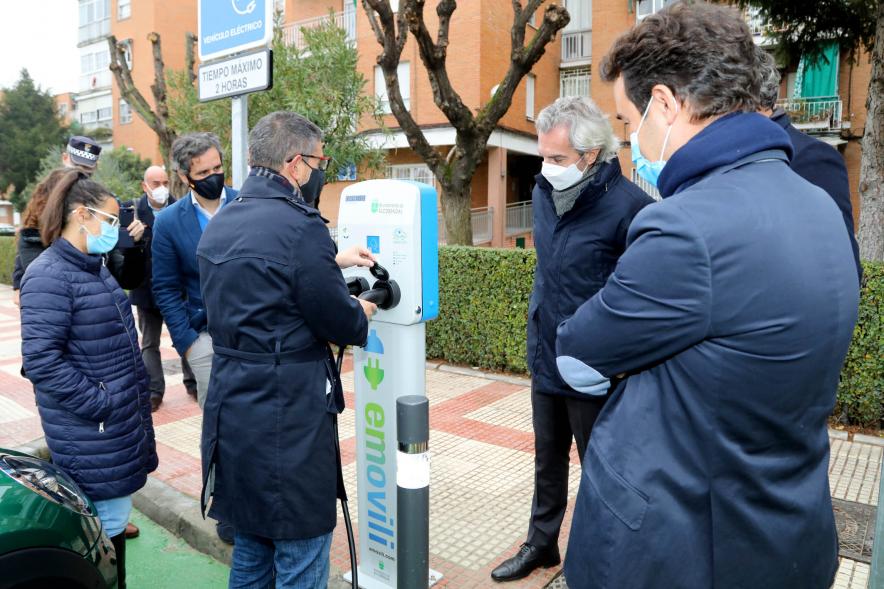 Miembros del ayuntamiento en el punto de carga