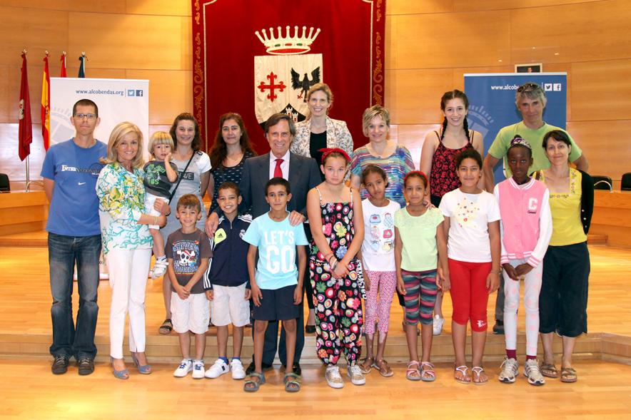 Recepción Niños Saharauis Programa Vacaciones en Paz - Posado de los niños y las autoridades.