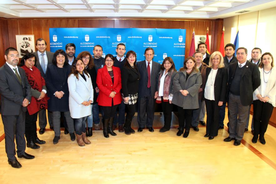 Recepción Delegación de Chile - Imagen en grupo del alcalde García de Vinuesa y todos los asistentes al acto.