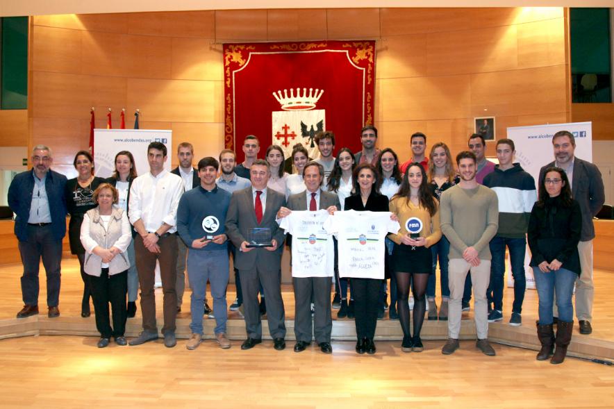 Recepción del Club Natación - Posado del equipo, las autoridades con las camisetas conmemorativas.