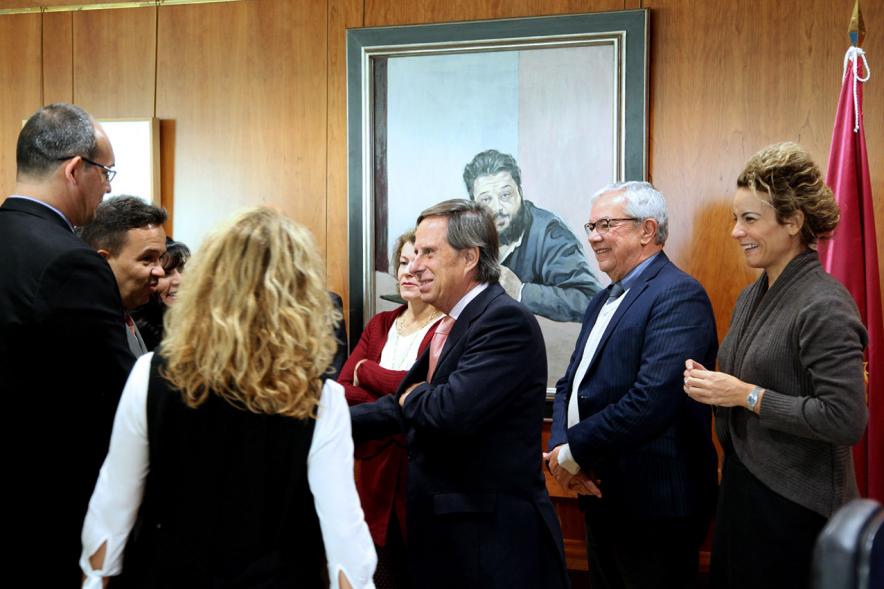 Recepción Delegación Iberoamericana IIº Edición Programa Liderazgo Público (Fundación Carolina) - El alcalde con los visitantes.