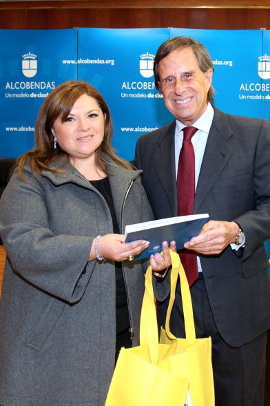 Recepción Delegación de Chile - Imagen del alcalde García de Vinuesa recibiendo unos obsequios por parte de una persona de la delegación chilena.