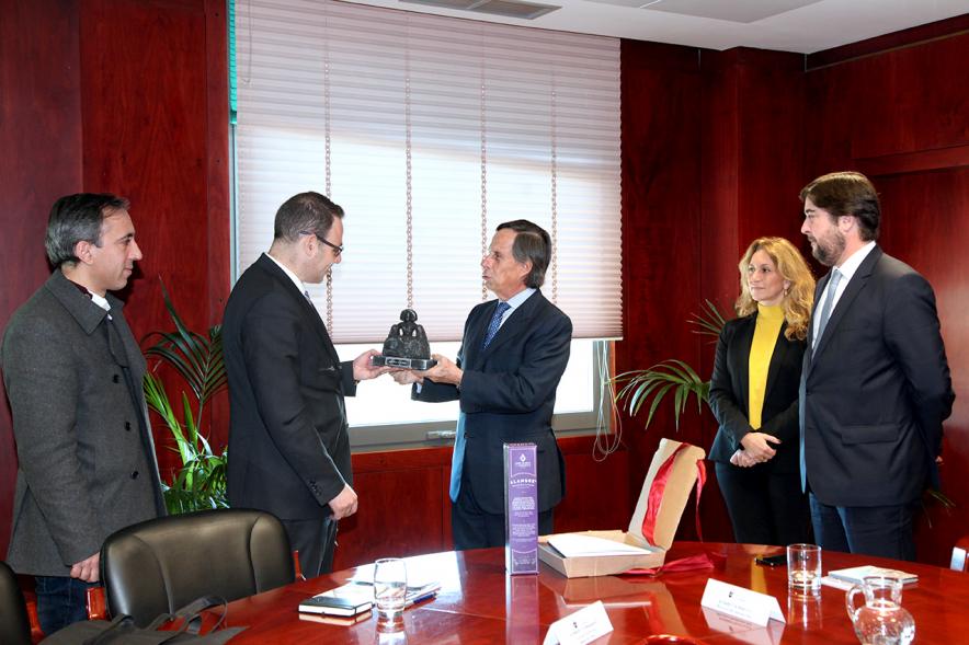 Recepción de Delegación Portuguesa - Imagen del alcalde García de Vinuesa obsequiando con un regalo de la delegación portuguesa. 