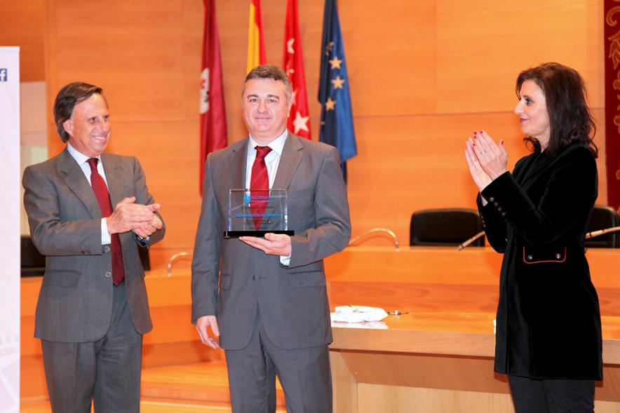 Recepción del Club Natación - Un premiado junto a las autoridades.