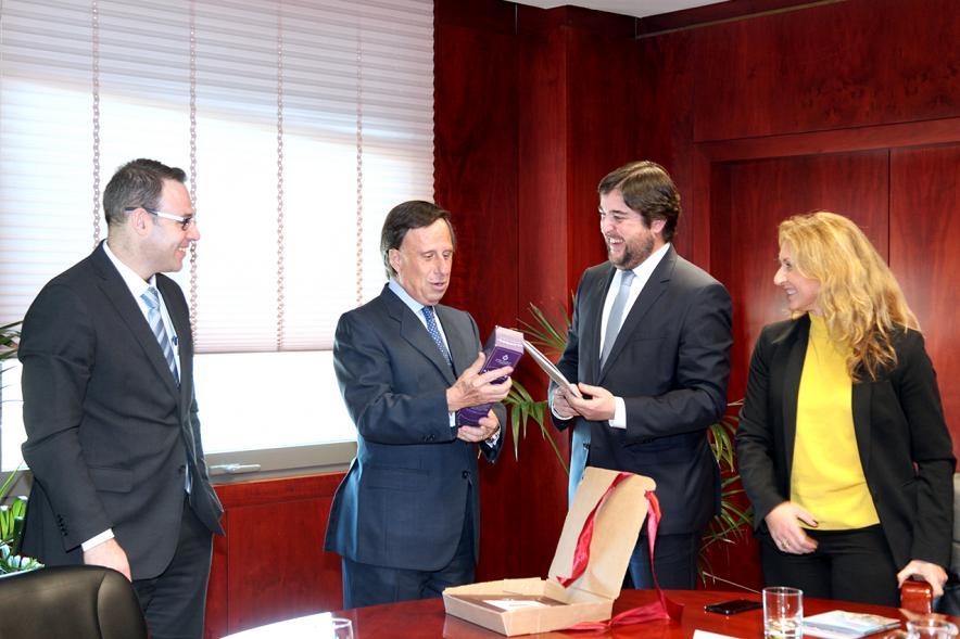 Recepción de Delegación Portuguesa - Imagen del alcalde García de Vinuesa recibiendo un regalo de la delegación portuguesa.  