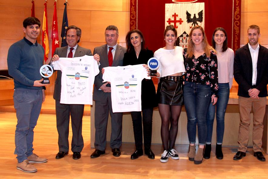 Recepción del Club Natación - Imagen grupal del equipo con las autoridades.