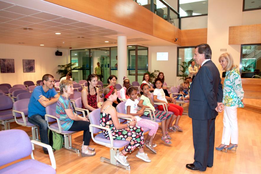 Recepción Niños Saharauis Programa Vacaciones en Paz - El alcalde saluda a los niños.