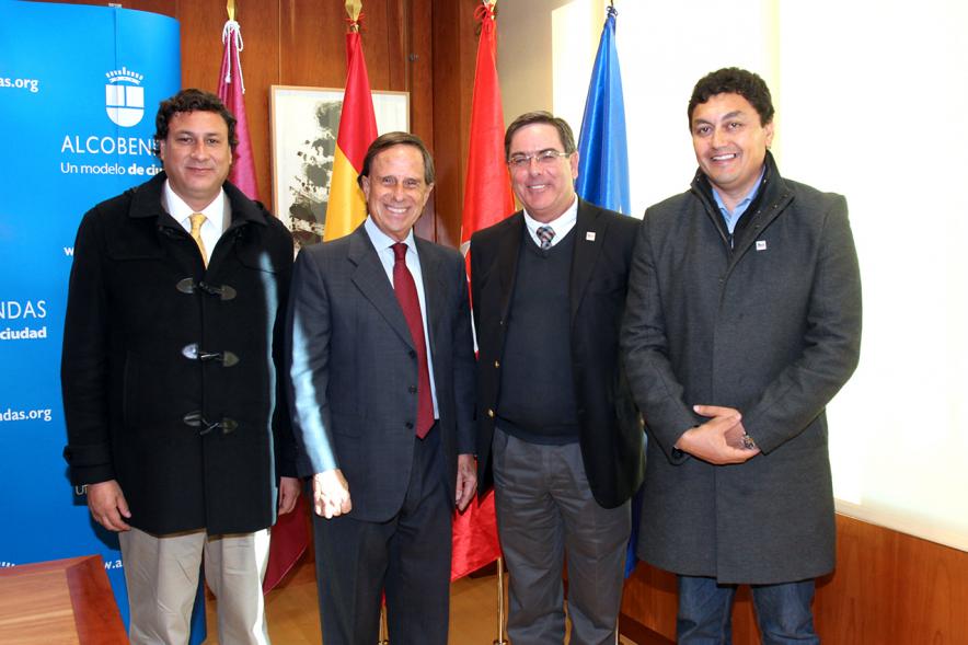 Recepción Delegación de Chile - Imagen del alcalde García de Vinuesa posando con personas de la delegación chilena.