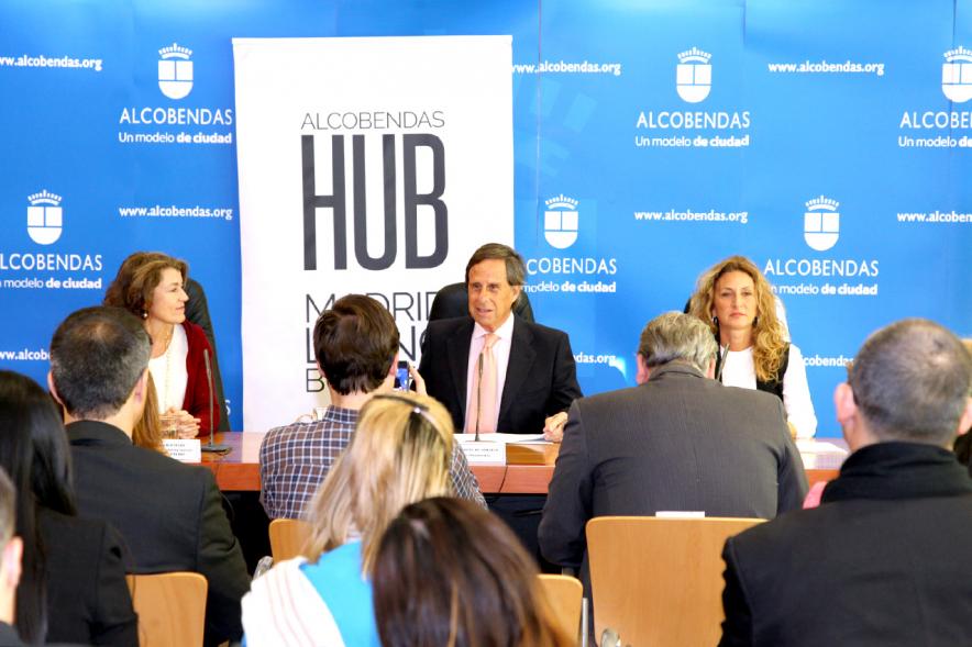 Recepción Delegación Iberoamericana IIº Edición Programa Liderazgo Público (Fundación Carolina) -  El alcalde hablando con los participantes.